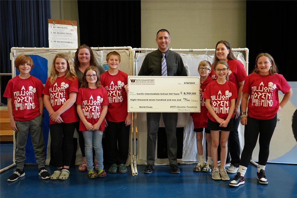 WASDEF presents the Curtin OM team with a $8,701 check.